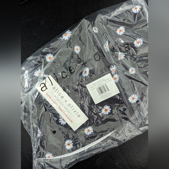 Alice + Olivia Duffel bag and bucket hat set - Picture 9 of 10